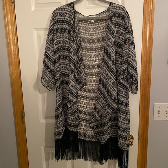 LuLaRoe Tops - LulaRoe Monroe kimono